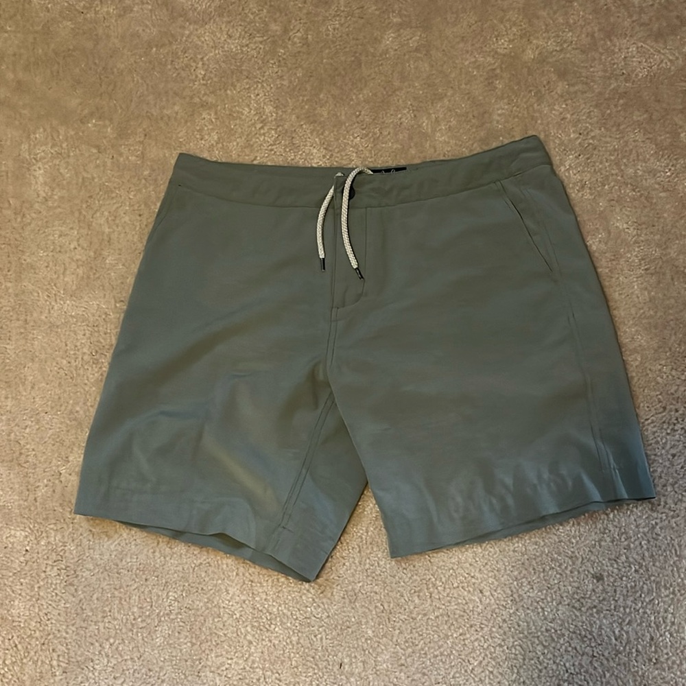 Faherty All Day Shorts; 36; Olive